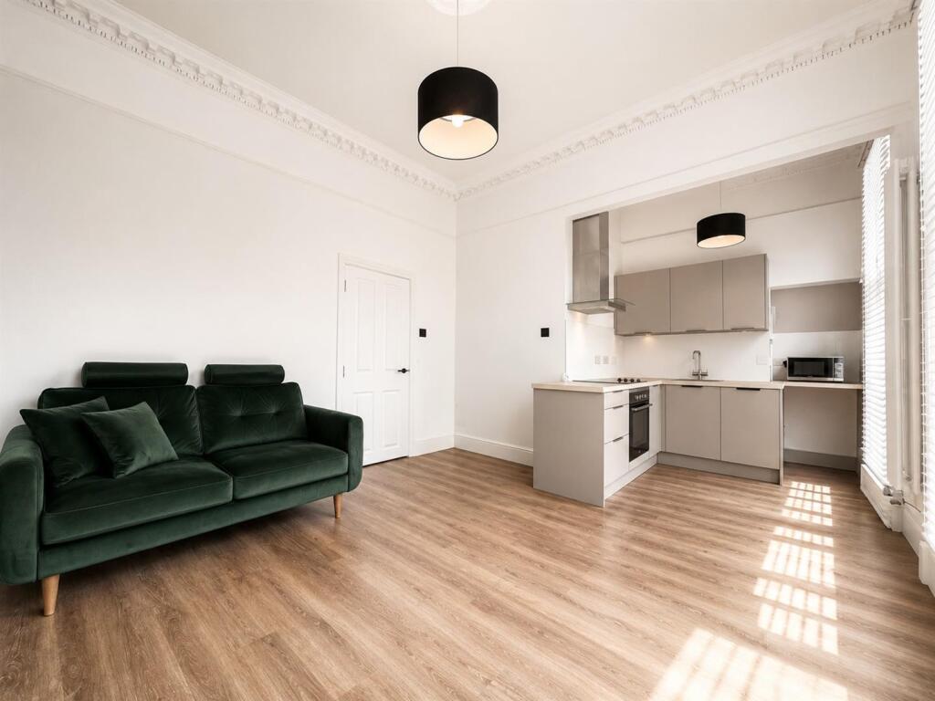 Apartment in Bath, Walcot - View 2