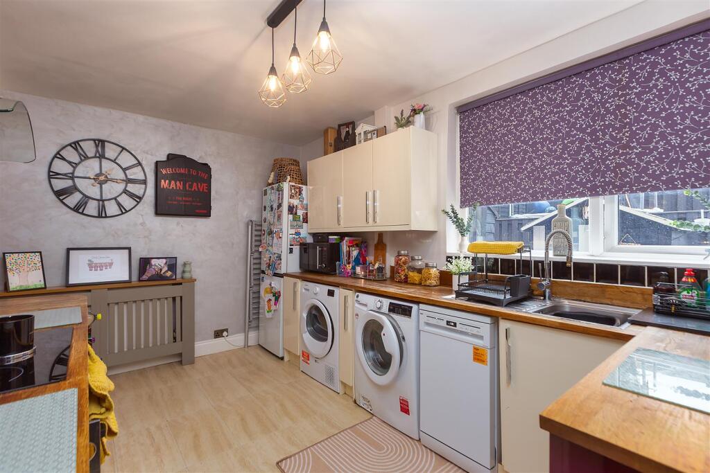 House in Lancaster, Ridge Estate, Bulk - View 5