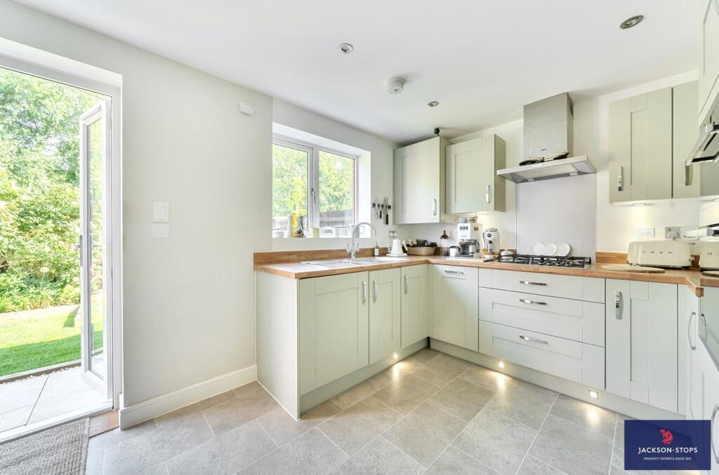 Summerlin Drive, Woburn Sands, Milton Keynes, MK17 photo 4
