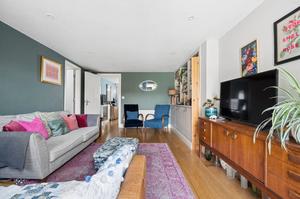 House in Watford, Hertfordshire - More