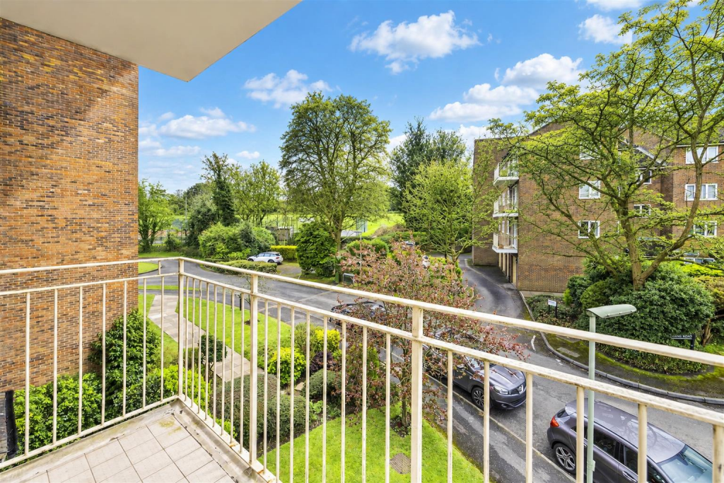 Apartment in Reigate and Banstead, Banstead - View 2