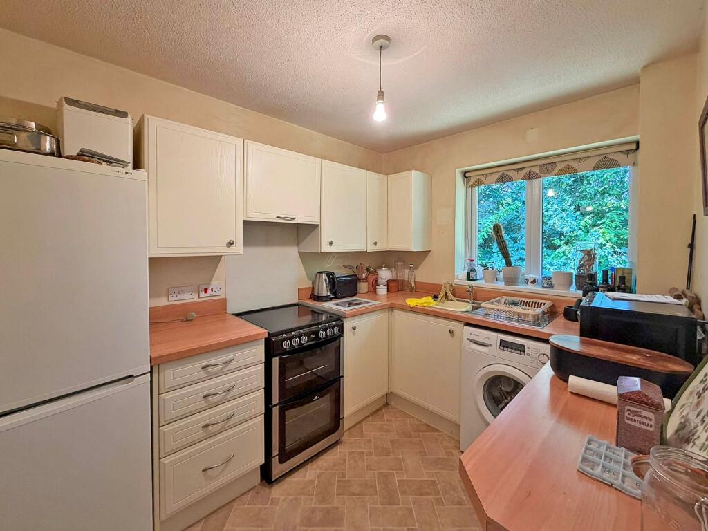 Hanover Court, Wolverhampton, WV6 photo 3