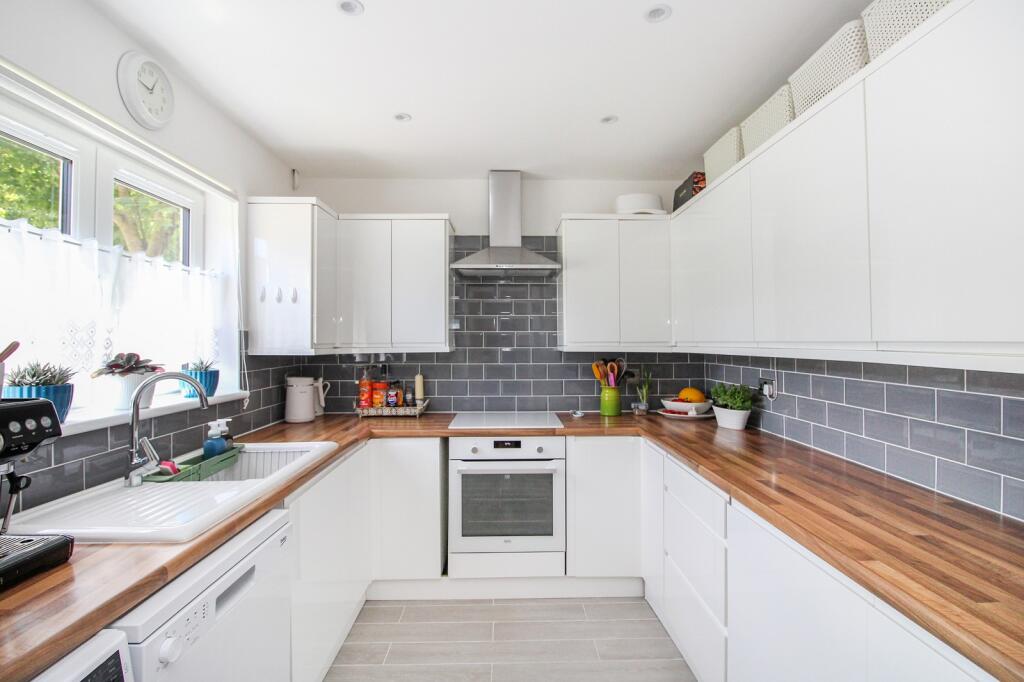 House in Crawley, Broadfield - View 3