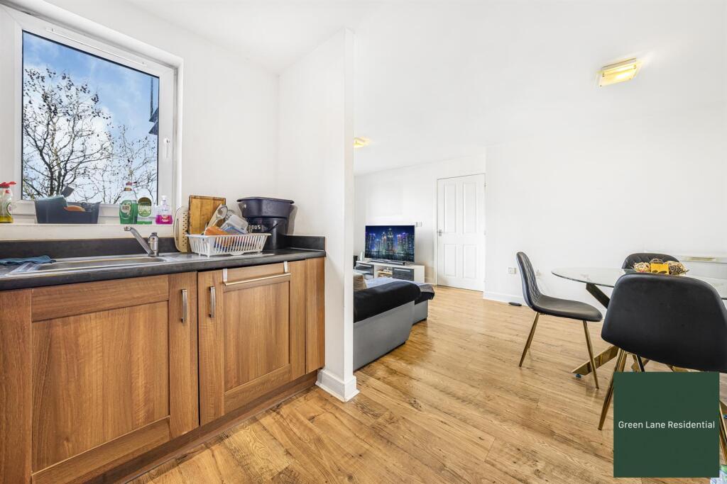Apartment in Romford - View 5