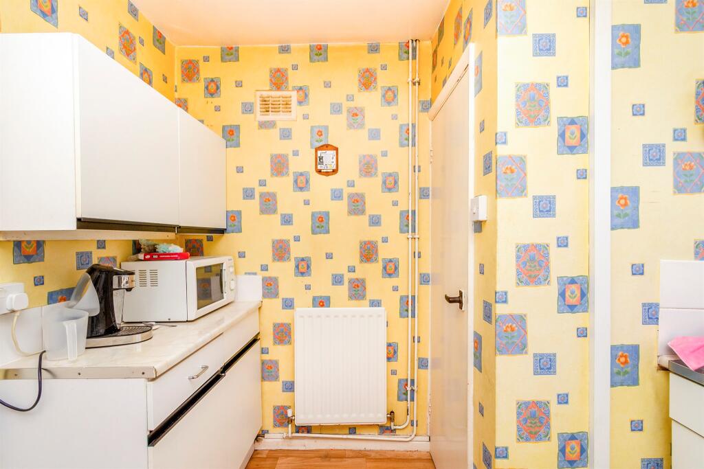Apartment in Wolverhampton, Wood End - View 6