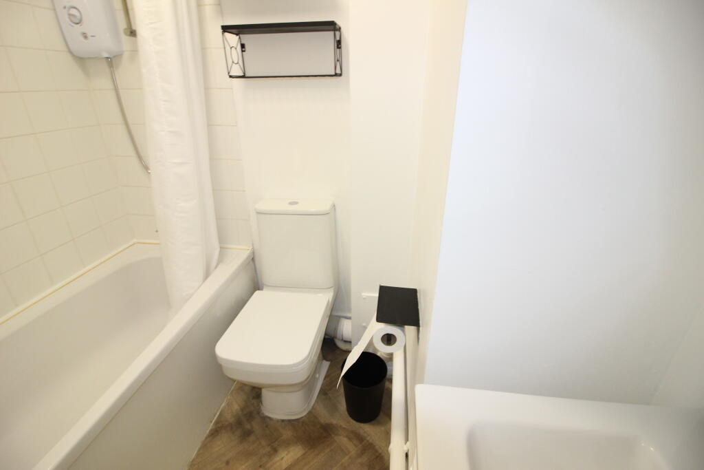 Apartment in Kingston upon Thames - View 5