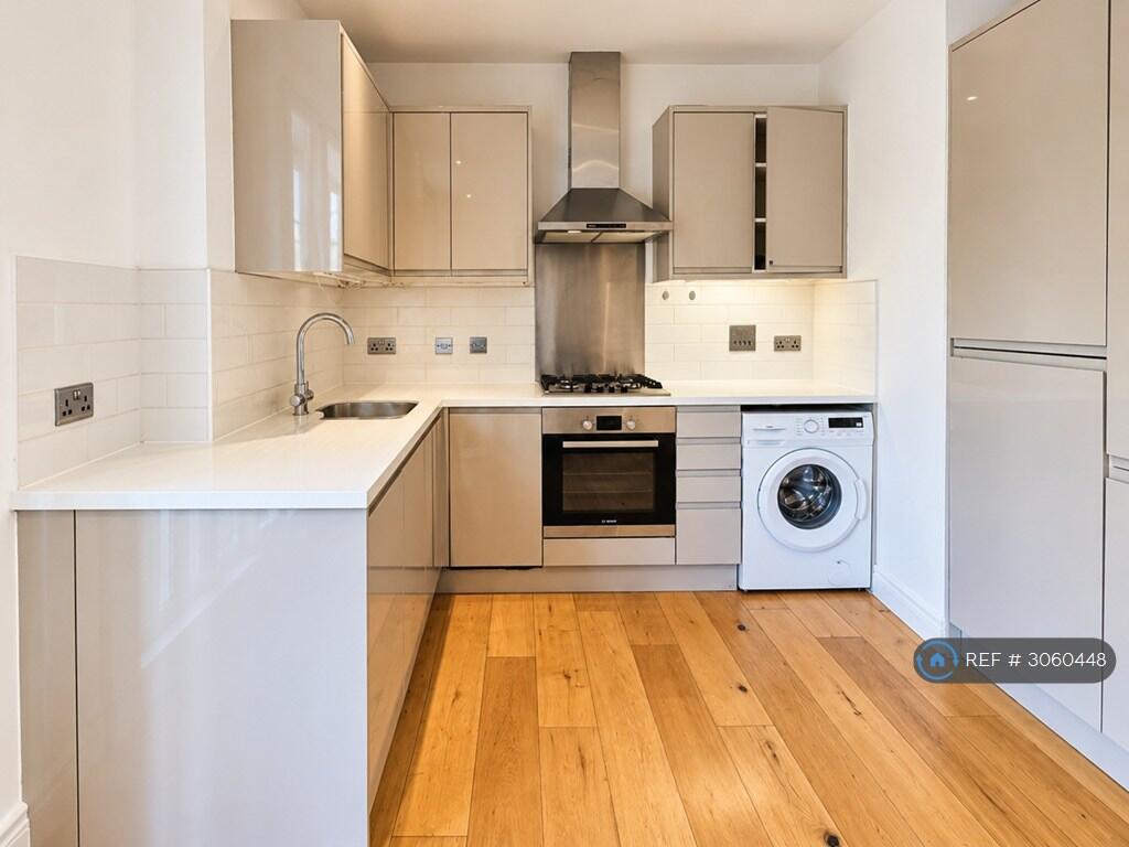Apartment in Feltham - View 3