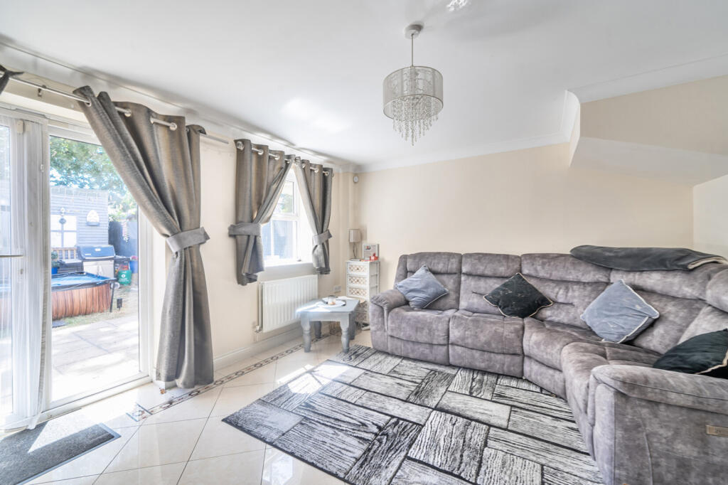 Apartment in Sunbury-on-Thames, Surrey - View 3