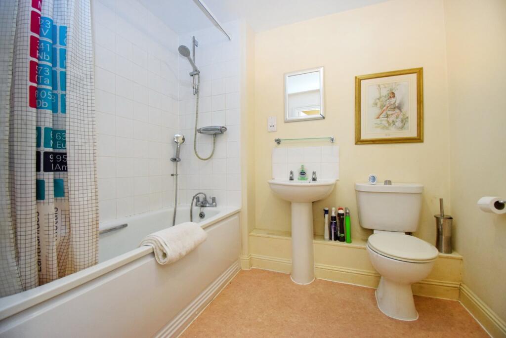 Apartment in Slough, Cippenham - More