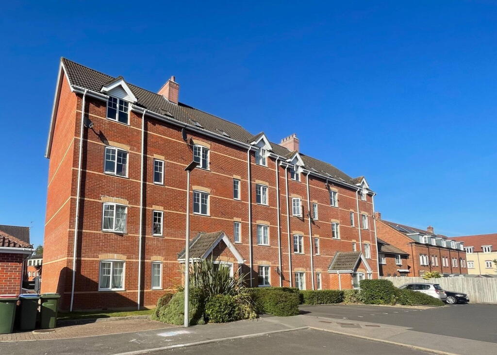 Main image of property: Windsor Court, Newbury, RG14 5XG