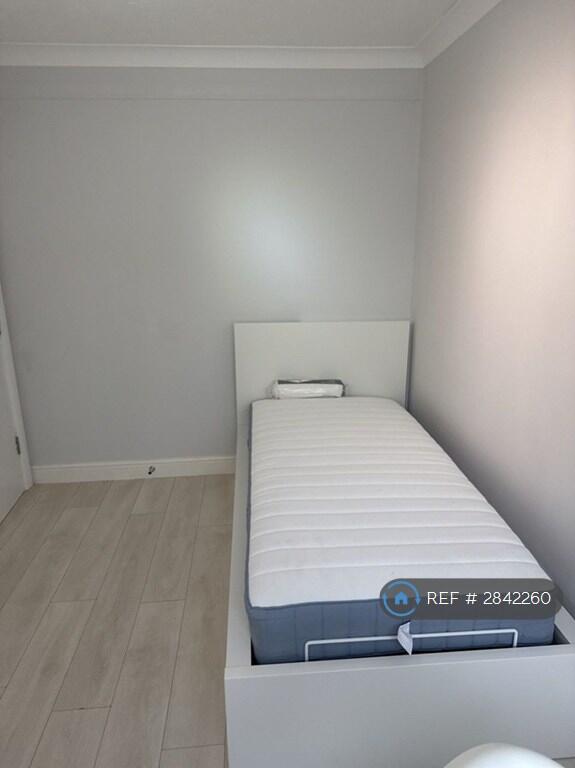 Main image of property: Cardiff Road, Watford, WD18