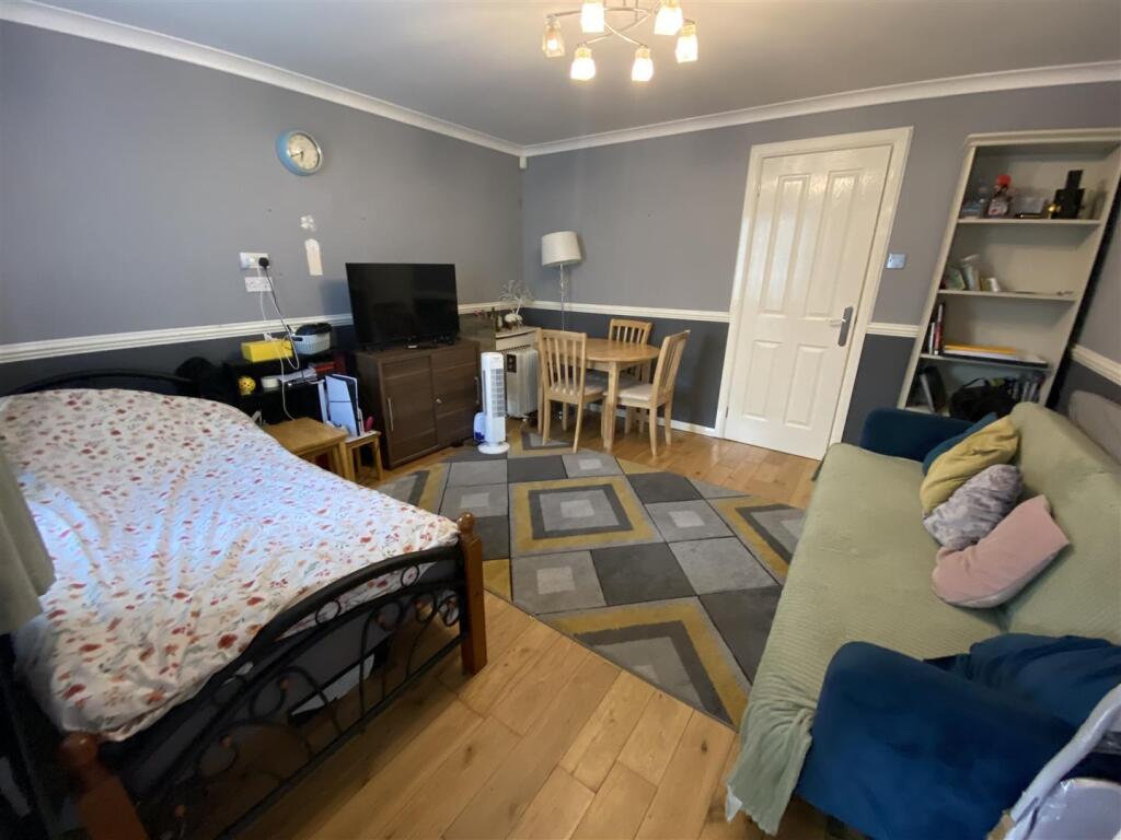Apartment in Romford - View 4