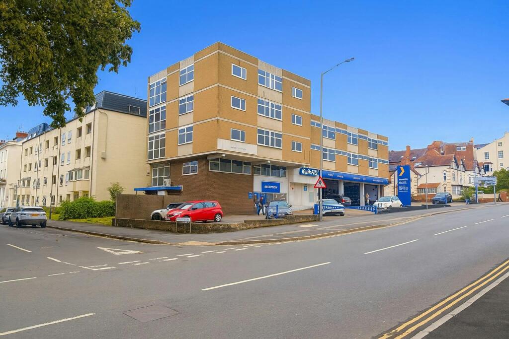 Main image of property: 1 Warwick Street, Leamington Spa, CV32 5LW