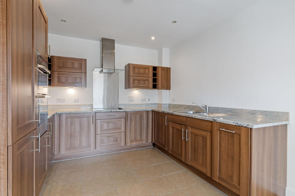 Parham House, King George's Drive, Bramshott Place, Liphook, Hampshire, GU30 photo 4
