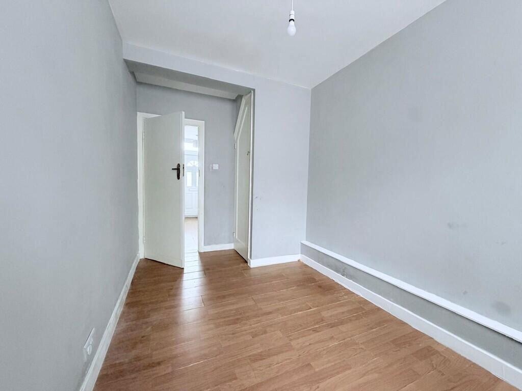 Apartment in London, London Borough of Hillingdon - View 3