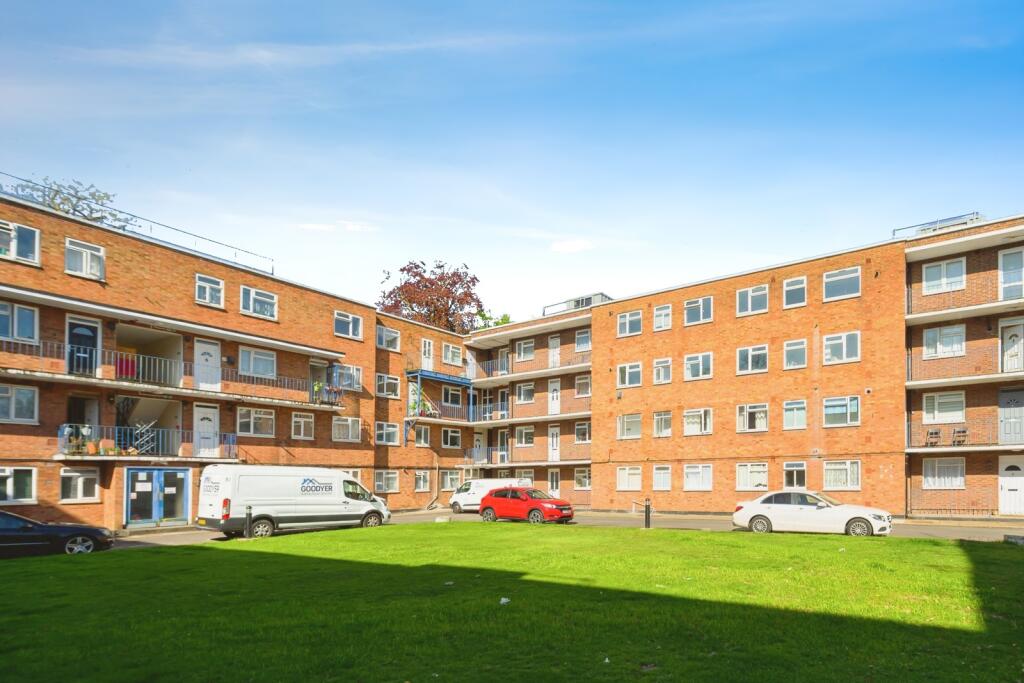 Main image of property: High Street South, Dunstable, Bedfordshire, LU6