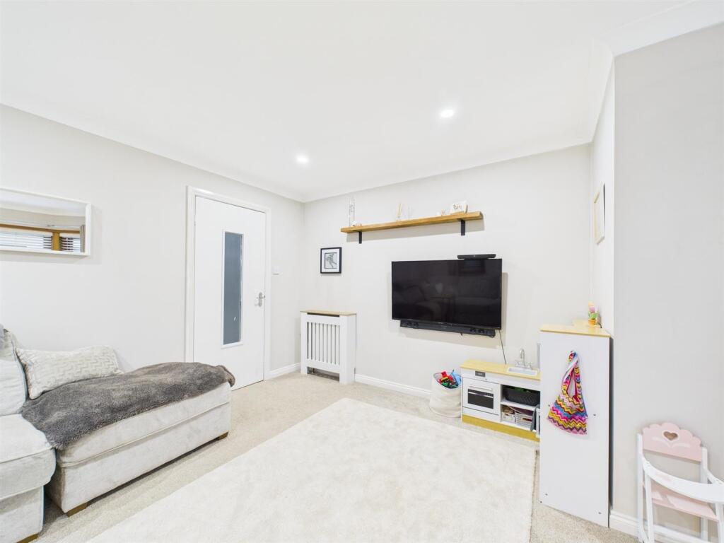 1 Annaty Court, Goshen Road, Scone, PH2 6UD photo 2