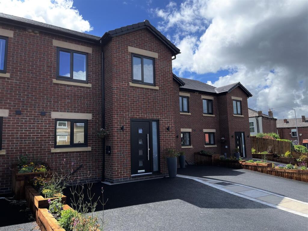 3-bed semi-detached on Gorse Hall Road, Dukinfield, £290,000