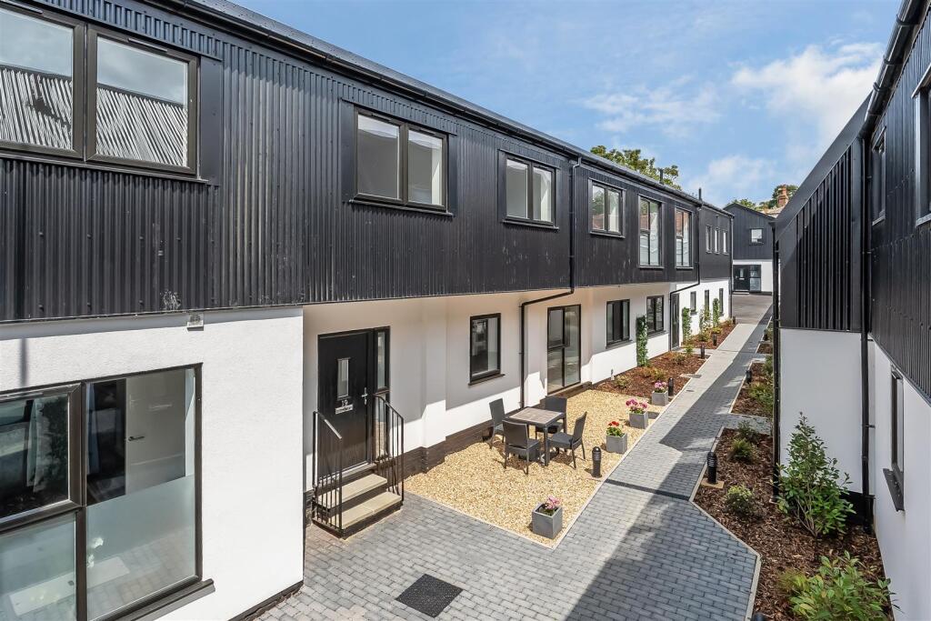 2-bed apartment on Central Dorking, RH4, £349,950