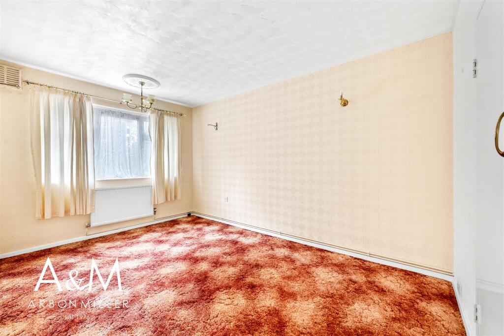 Apartment in Ilford, Barkingside - View 4