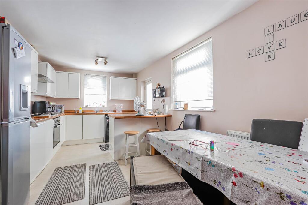 14 Courtenay Road photo 2