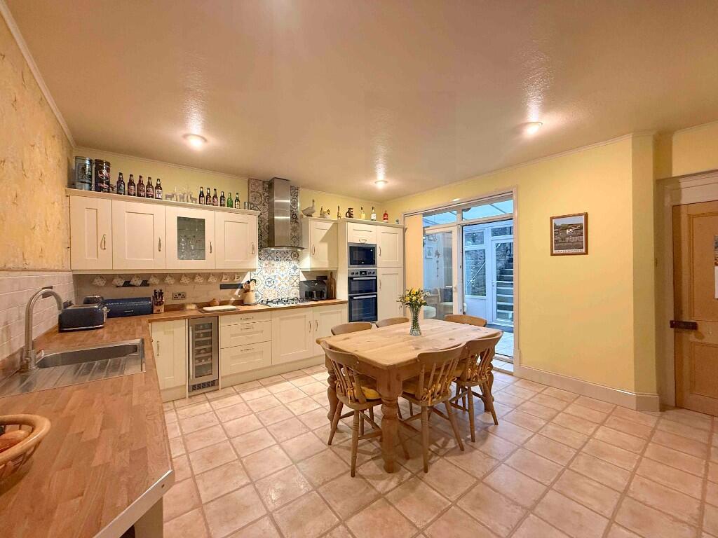 Eldon House, 253 Stainland Road, Holywell Green, HX4 9AE photo 3