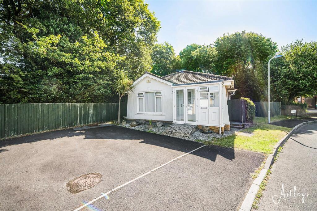 Main image of property: Maes-Y-Celyn, Three Crosses, Swansea