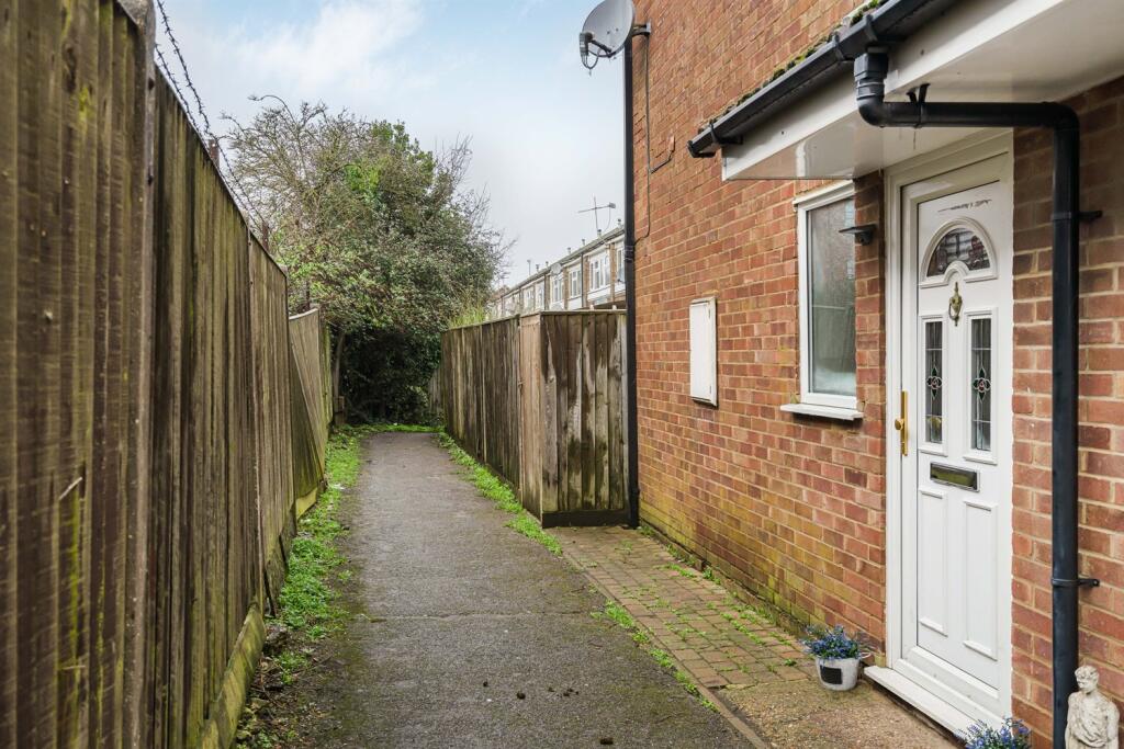 Peterley Court, Lane End photo 2