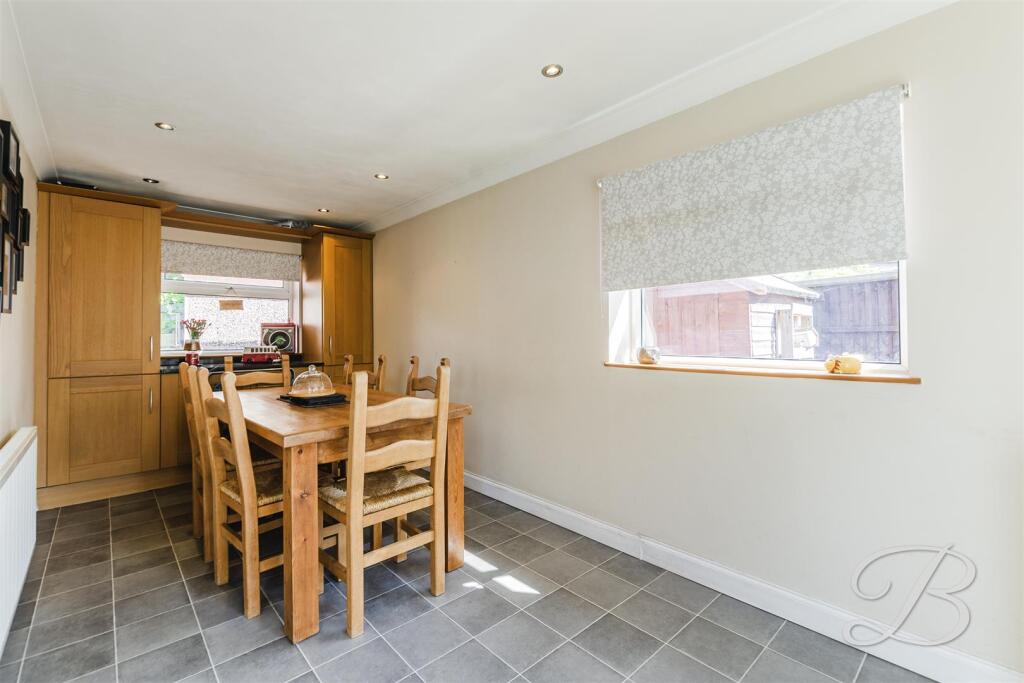 House in Mansfield, Forest Town - More