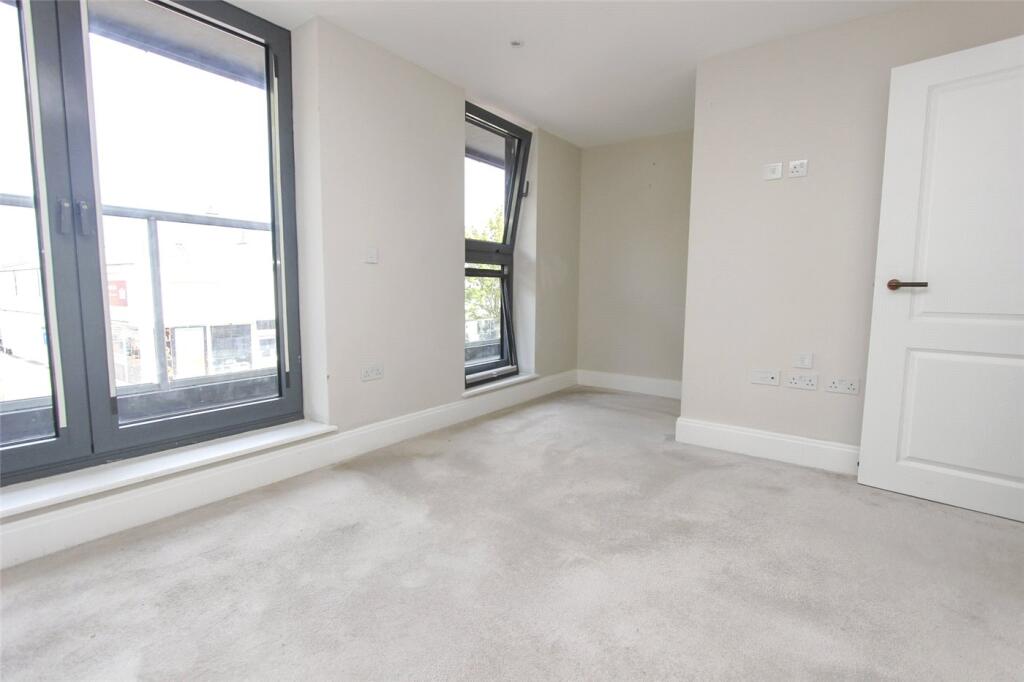 Apartment in Southend-on-Sea - More
