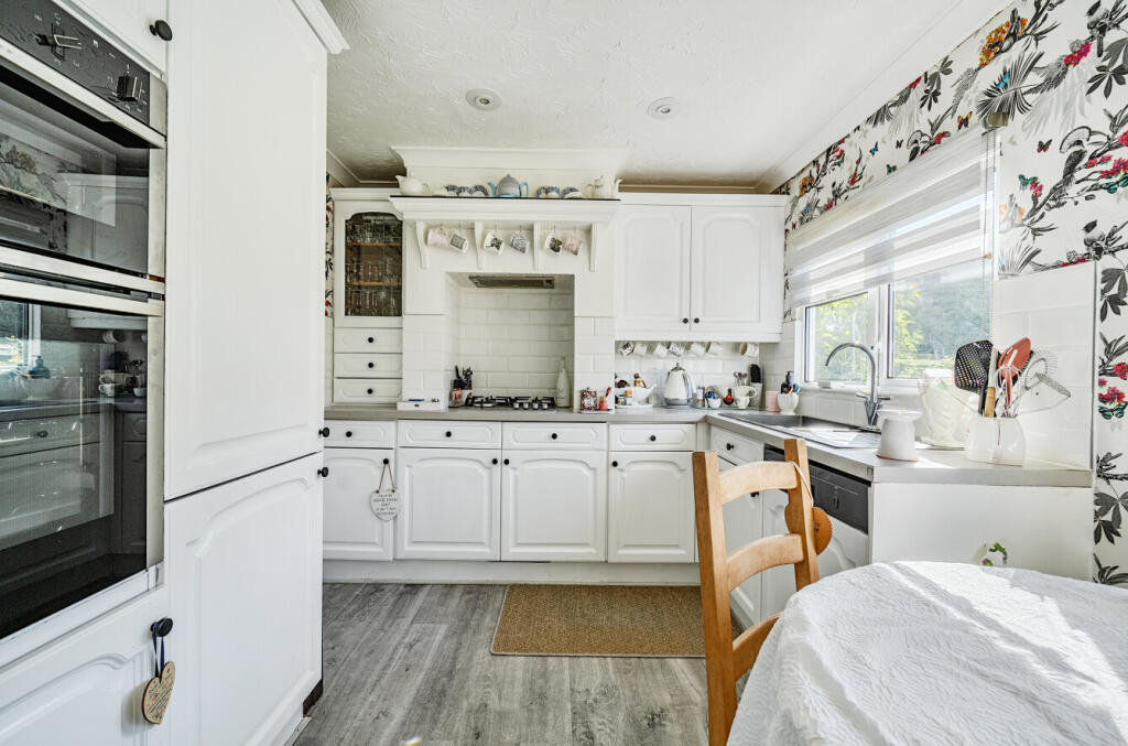 Rawlins Park, Swindon Road, Avebury, SN8 photo 2