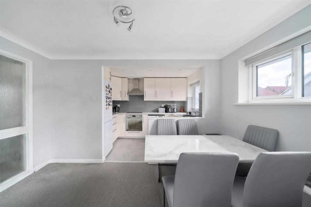 Apartment in Kingston upon Thames - View 3