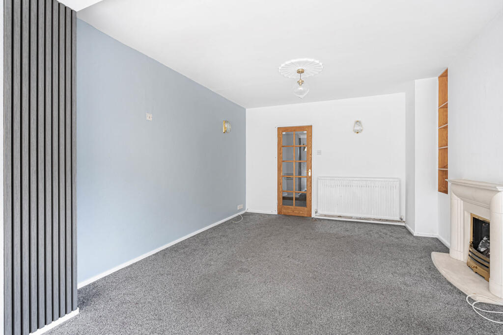 House in Sunbury-on-Thames, Kempton Park - More