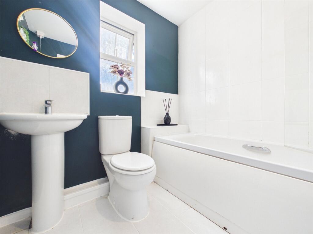 Apartment in Gloucester - View 5
