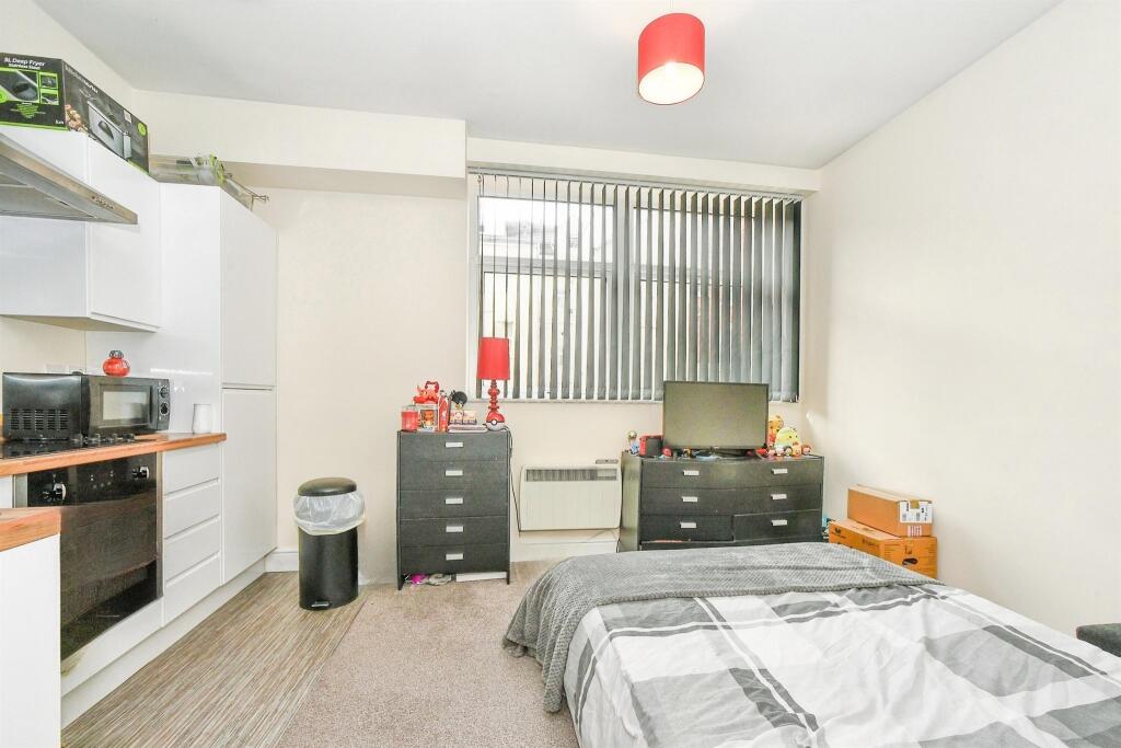 Apartment in Swindon, South Swindon - View 5