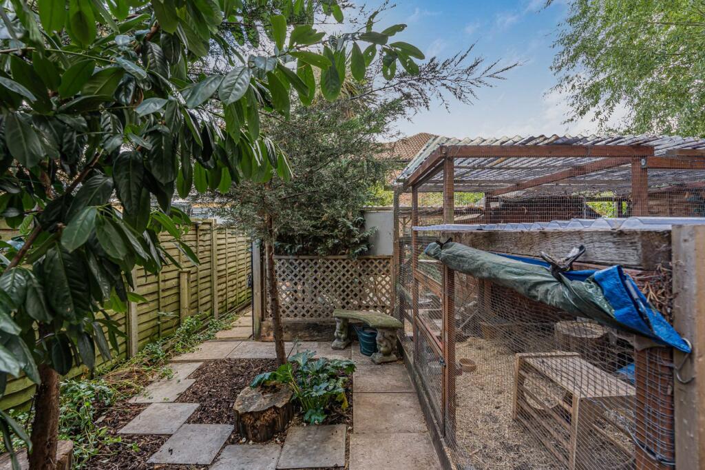 House in Spelthorne, Knowle Green, Staines-upon-Thames - More