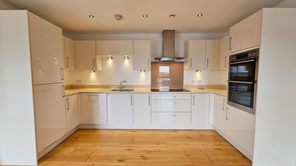 Apartment in Greenham - View 4