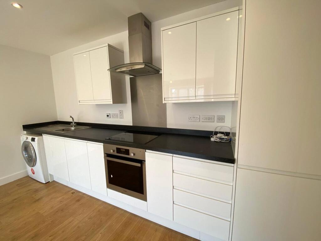 Apartment in Surrey Heath, Old Dean - View 2