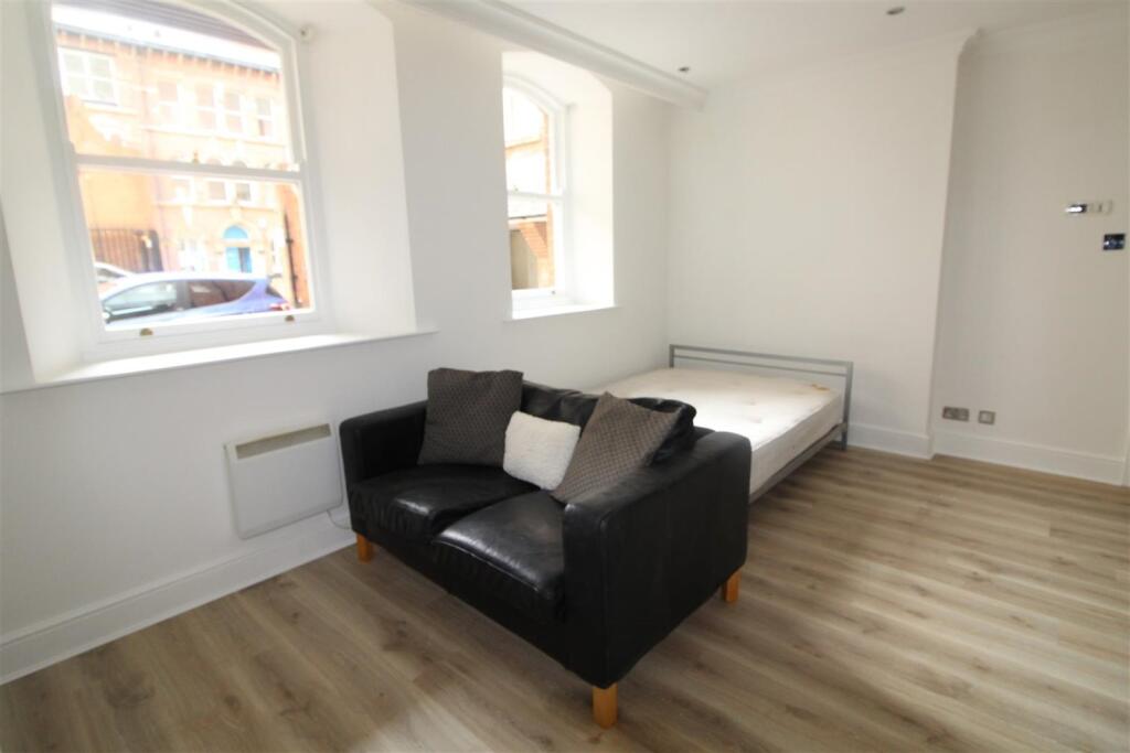 Apartment in Leeds, Arena Quarter, Woodhouse - View 4