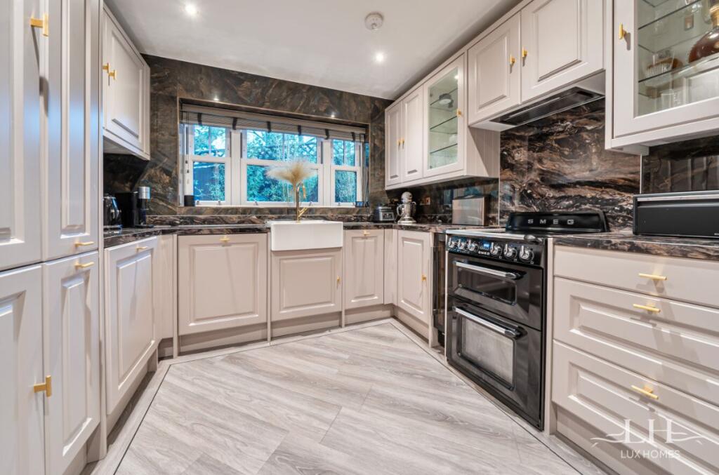 2A La Plata Grove, Brentwood, Essex photo 3