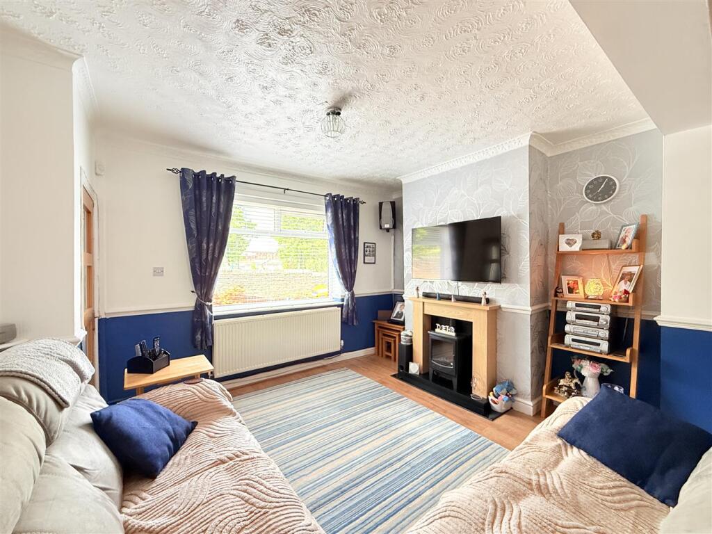 House in Tameside, Greater Manchester - More