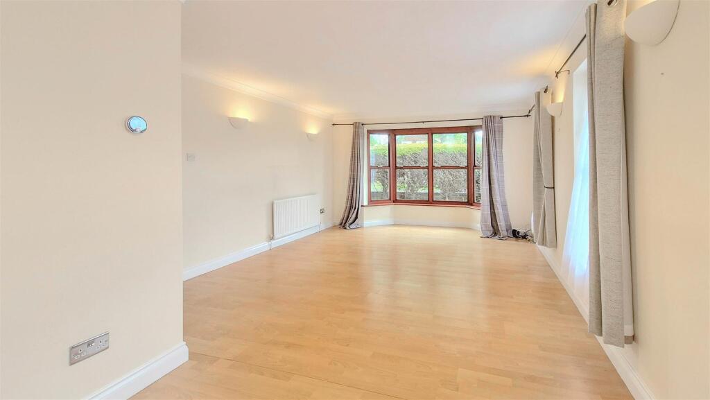 Apartment in Hemel Hempstead - View 3