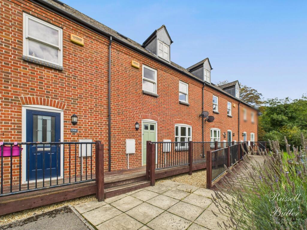 3-bed terraced on Cecil's Yard, Buckingham, £359,995