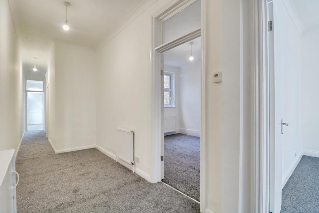 Apartment in Southend-on-Sea - View 3