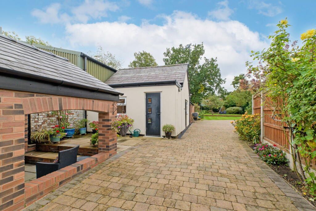 House in Lymm, Deansgreen - View 4