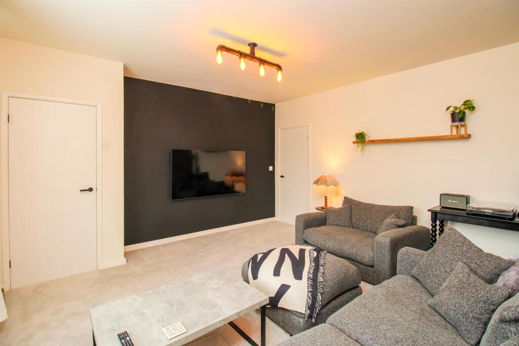 House in Wakefield, Ossett - More