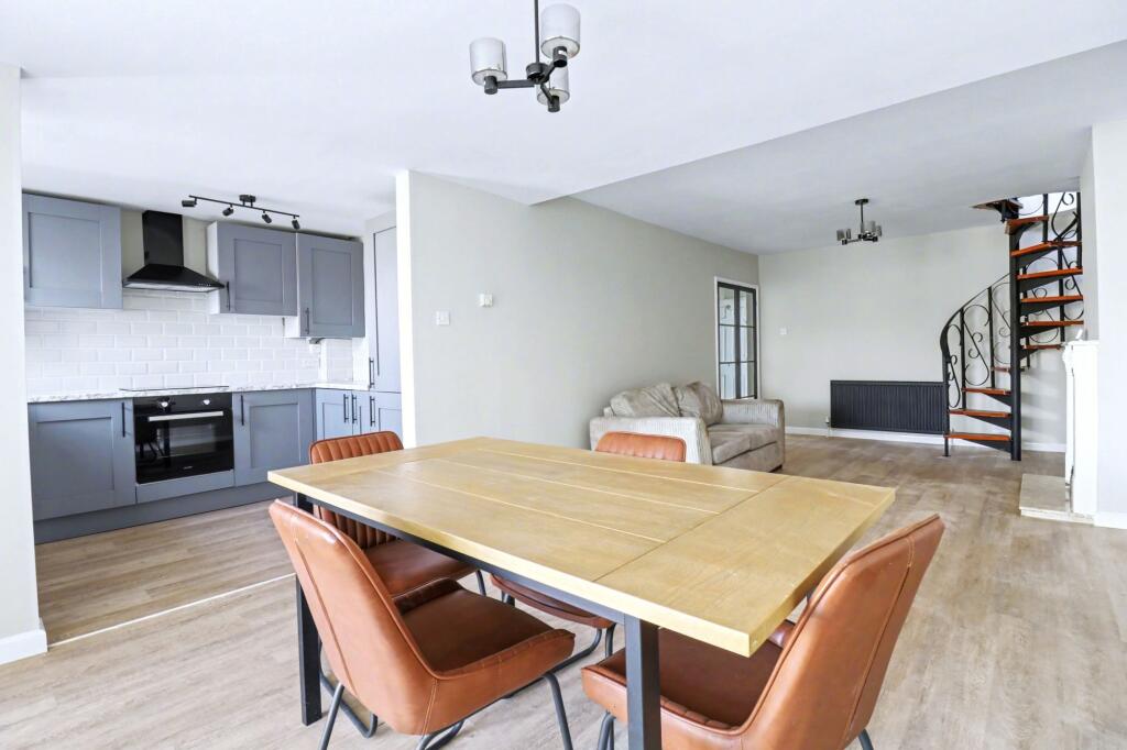 Long Close Road, Hedge End, SO30 - View 2