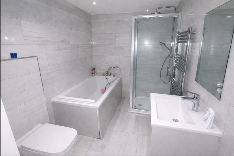 Flat 1, High Grove, 242 High Road, Benfleet, Essex SS7 5LA photo 3