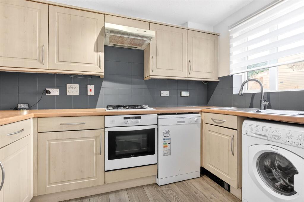 Fitzroy Close, Bracknell, Berkshire, RG12 photo 2