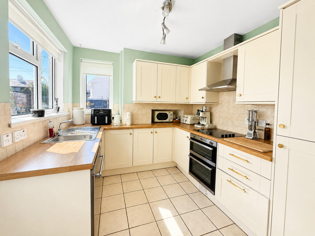 House in Bridgend, Hencastel - View 5